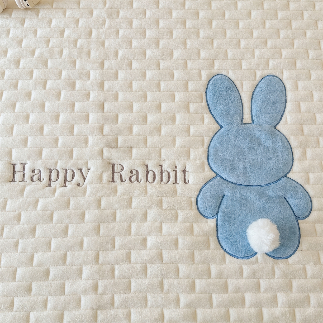 91家纺网 家纺一手货源 找家纺 恋绒家纺 2025新款贴布绣牛奶绒床褥床垫 Q萌小兔-米白