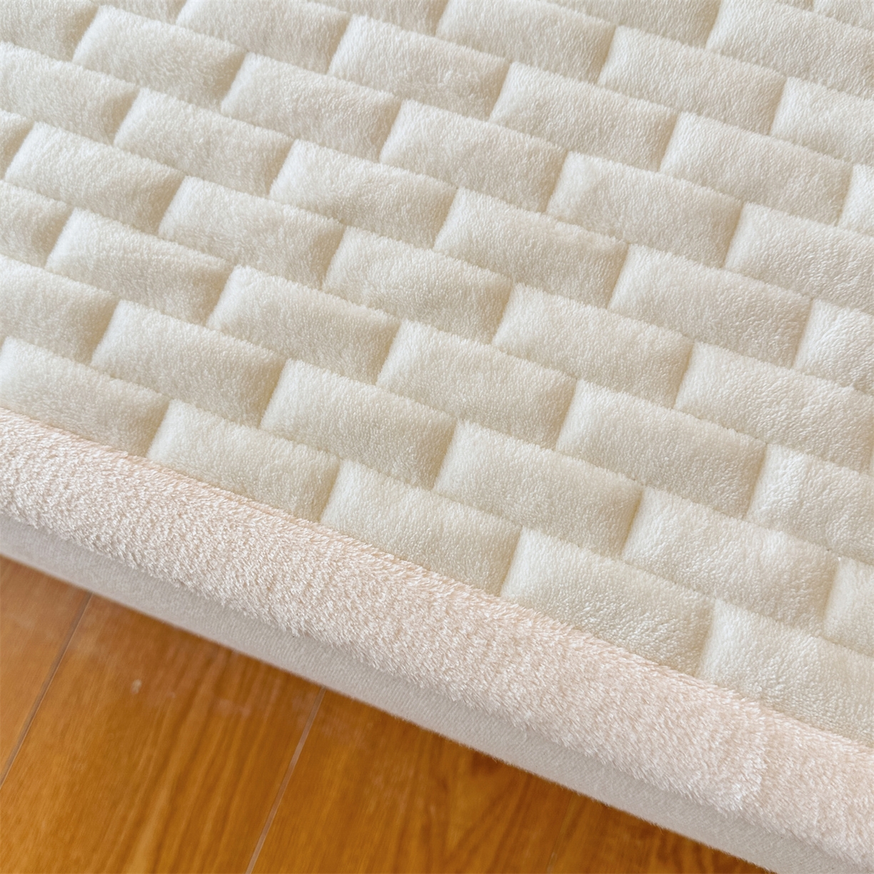 91家纺网 家纺一手货源 找家纺 恋绒家纺 2025新款贴布绣牛奶绒床褥床垫 Q萌小兔-米白