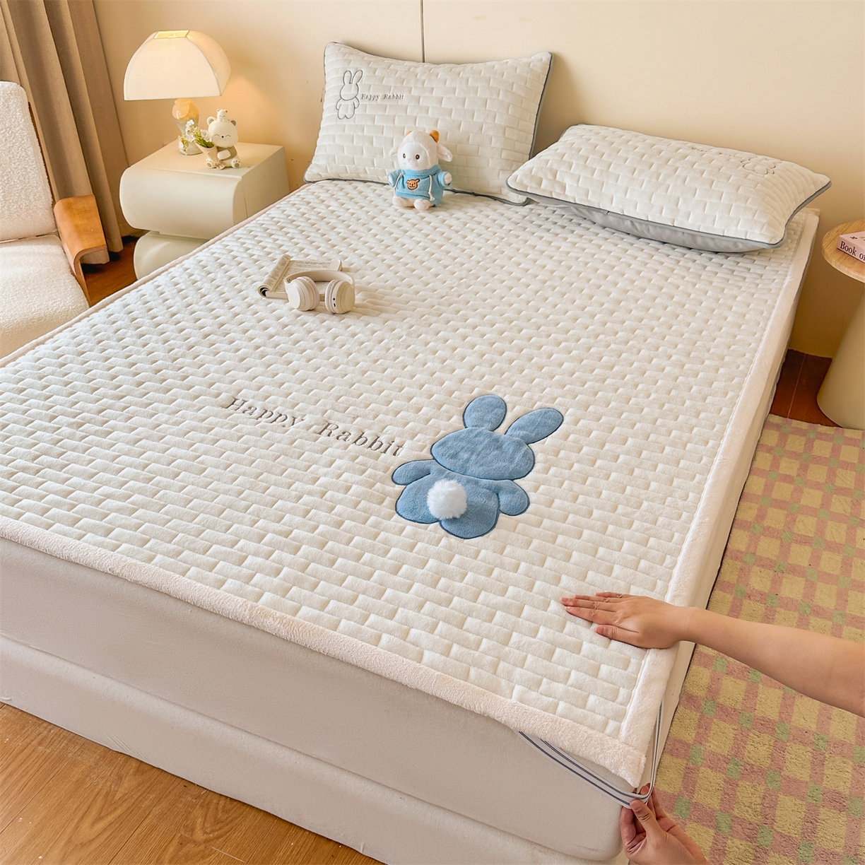 91家纺网 家纺一手货源 找家纺 恋绒家纺 2025新款贴布绣牛奶绒床褥床垫 Q萌小兔-米白
