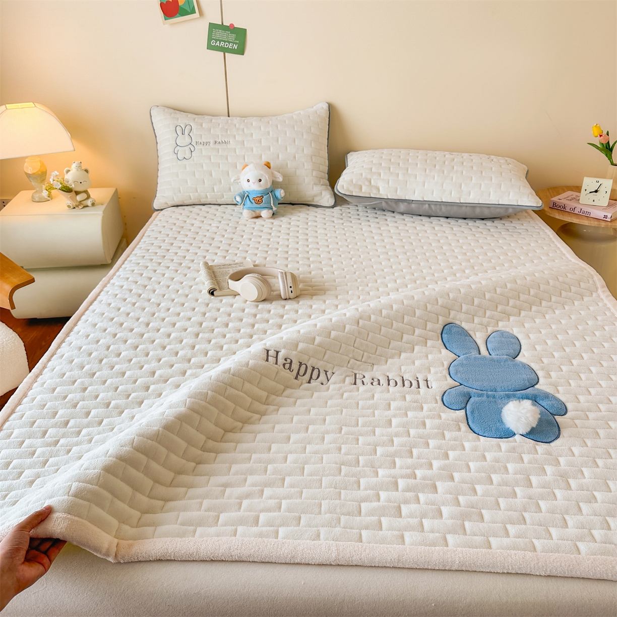 91家纺网 家纺一手货源 找家纺 恋绒家纺 2025新款贴布绣牛奶绒床褥床垫 Q萌小兔-米白
