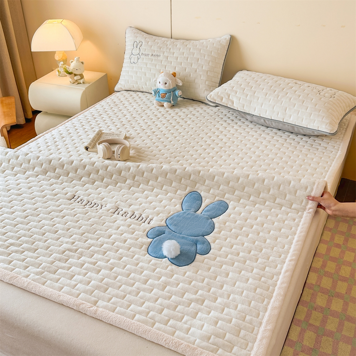 91家纺网 家纺一手货源 找家纺 恋绒家纺 2025新款贴布绣牛奶绒床褥床垫 Q萌小兔-米白