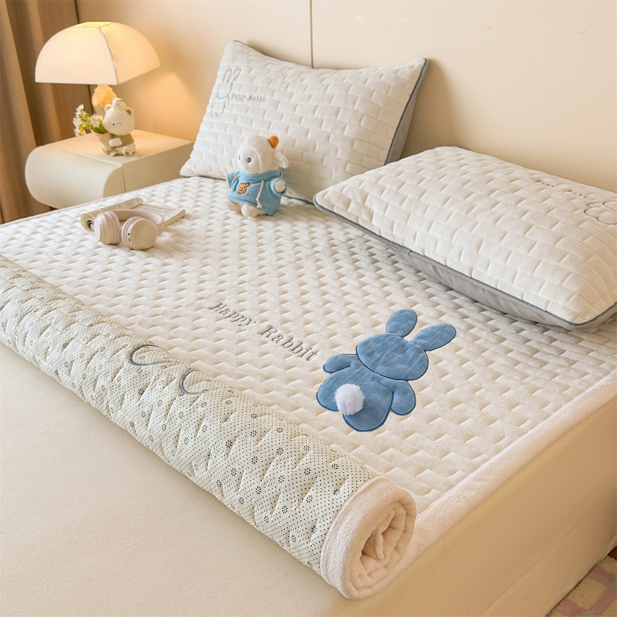 91家纺网 家纺一手货源 找家纺 恋绒家纺 2025新款贴布绣牛奶绒床褥床垫 Q萌小兔-米白