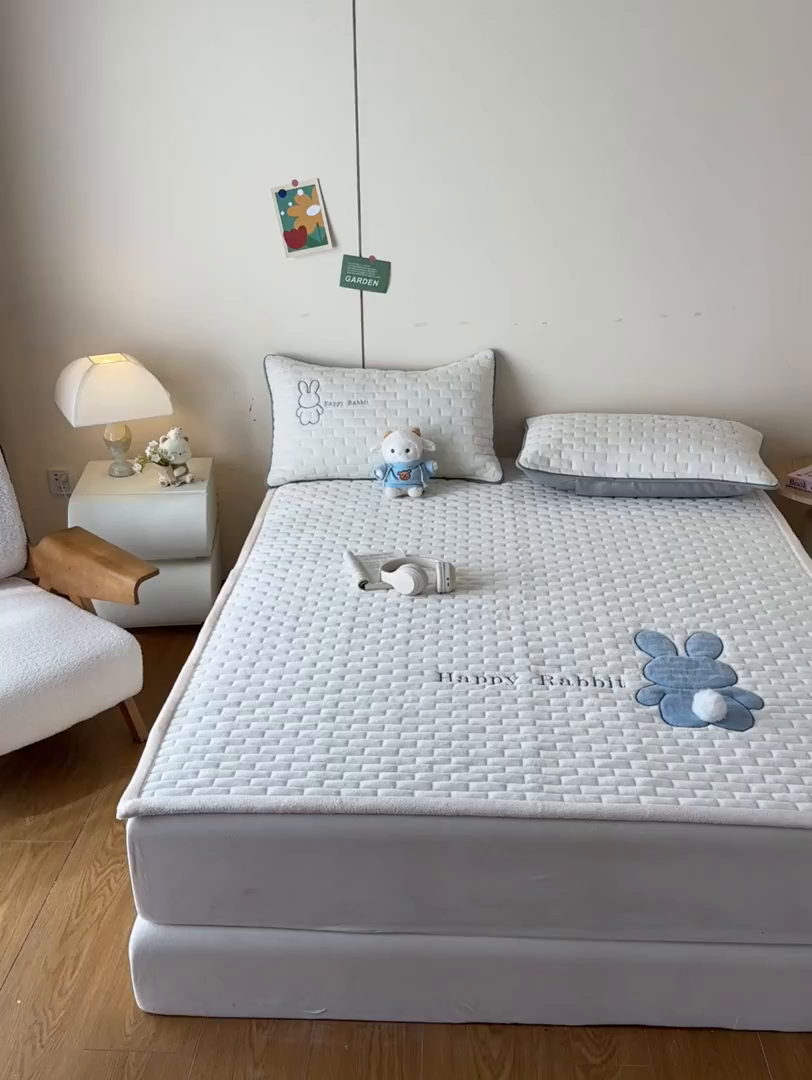 91家纺网 家纺一手货源 找家纺 恋绒家纺 2025新款贴布绣牛奶绒床褥床垫 Q萌小兔-米白