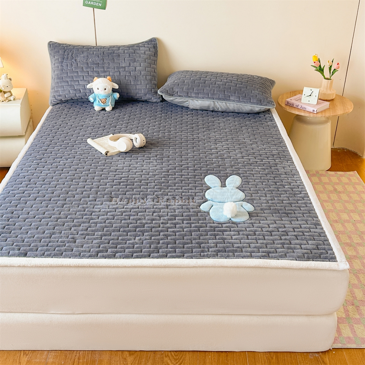 91家纺网 家纺一手货源 找家纺 恋绒家纺 2025新款贴布绣牛奶绒床褥床垫 Q萌小兔-深灰