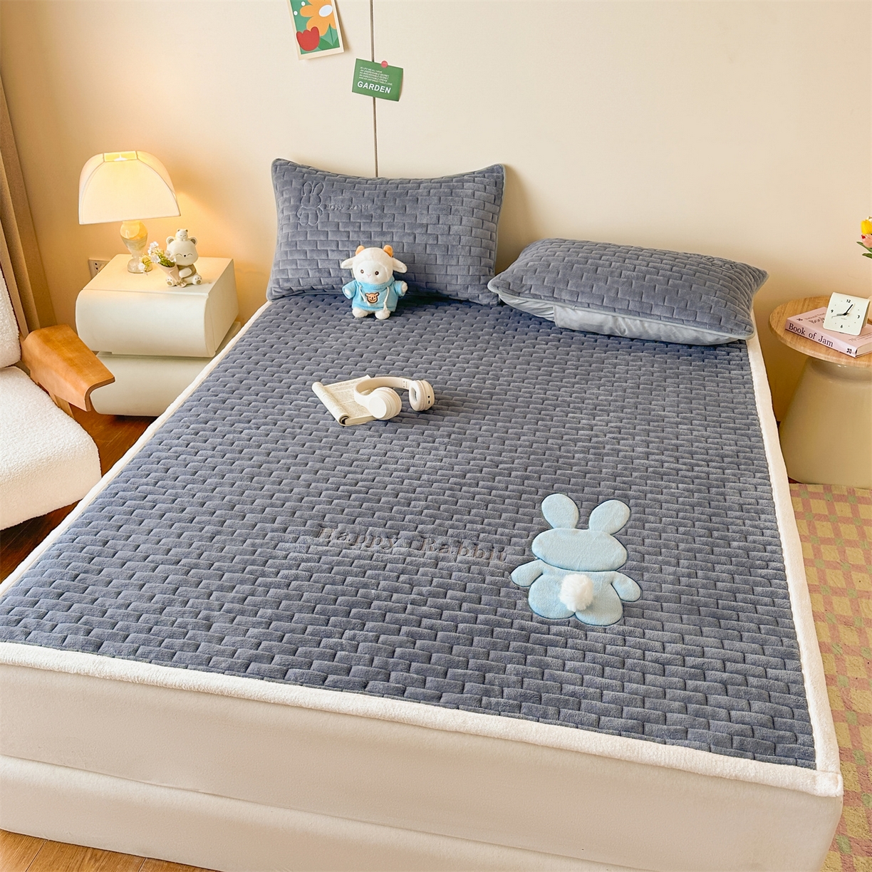 91家纺网 家纺一手货源 找家纺 恋绒家纺 2025新款贴布绣牛奶绒床褥床垫 Q萌小兔-深灰
