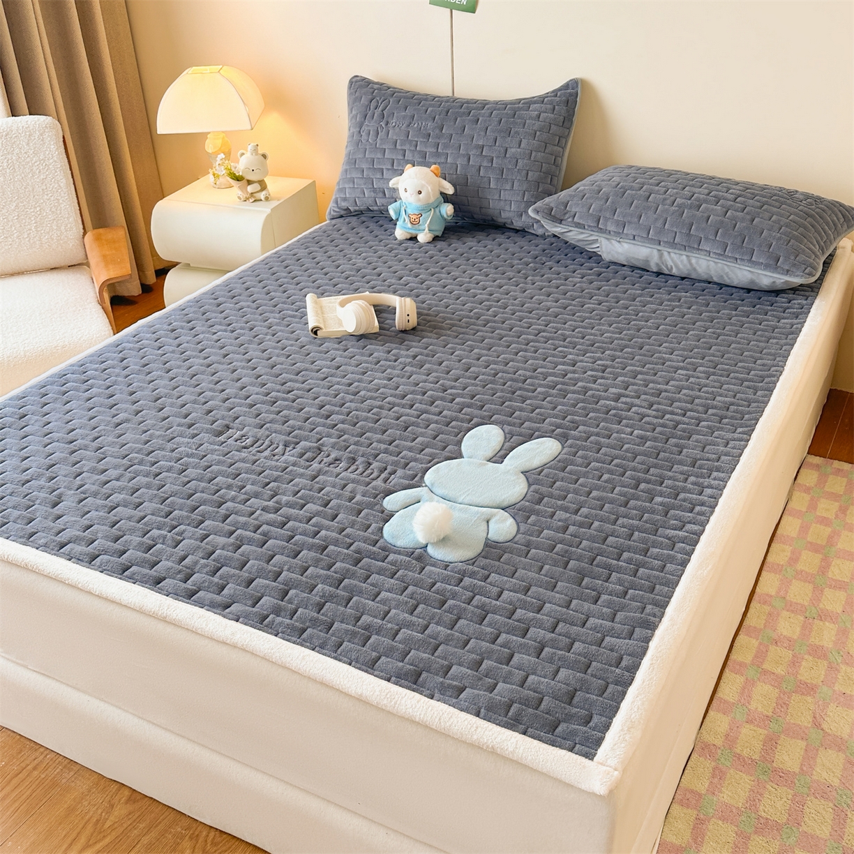 91家纺网 家纺一手货源 找家纺 恋绒家纺 2025新款贴布绣牛奶绒床褥床垫 Q萌小兔-深灰