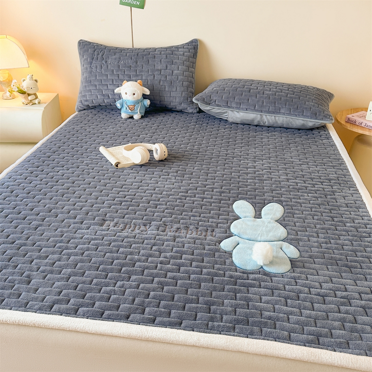 91家纺网 家纺一手货源 找家纺 恋绒家纺 2025新款贴布绣牛奶绒床褥床垫 Q萌小兔-深灰