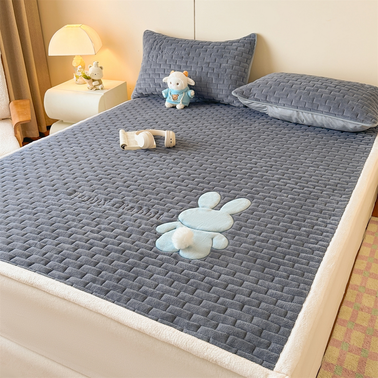 91家纺网 家纺一手货源 找家纺 恋绒家纺 2025新款贴布绣牛奶绒床褥床垫 Q萌小兔-深灰