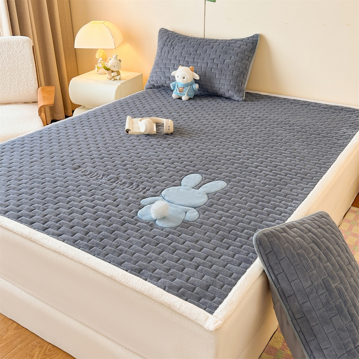 91家纺网 家纺一手货源 找家纺 恋绒家纺 2025新款贴布绣牛奶绒床褥床垫 Q萌小兔-深灰