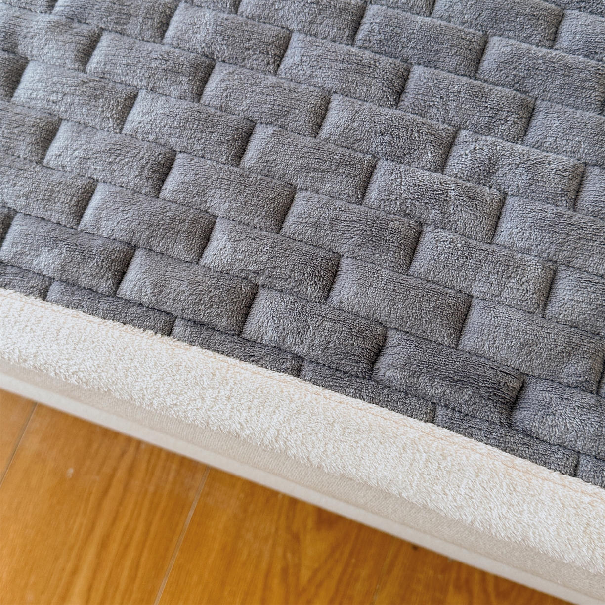 91家纺网 家纺一手货源 找家纺 恋绒家纺 2025新款贴布绣牛奶绒床褥床垫 Q萌小兔-深灰