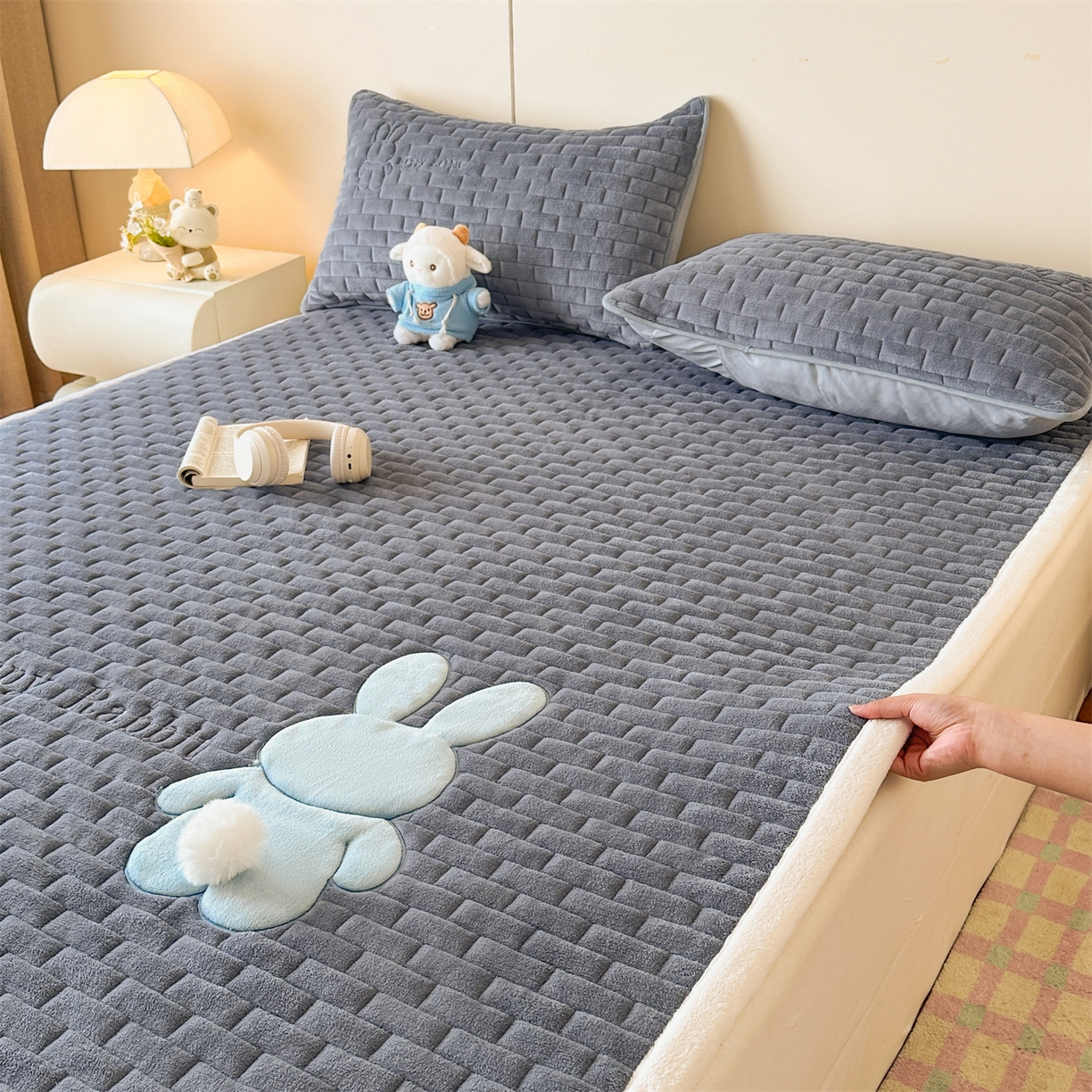 91家纺网 家纺一手货源 找家纺 恋绒家纺 2025新款贴布绣牛奶绒床褥床垫 Q萌小兔-深灰