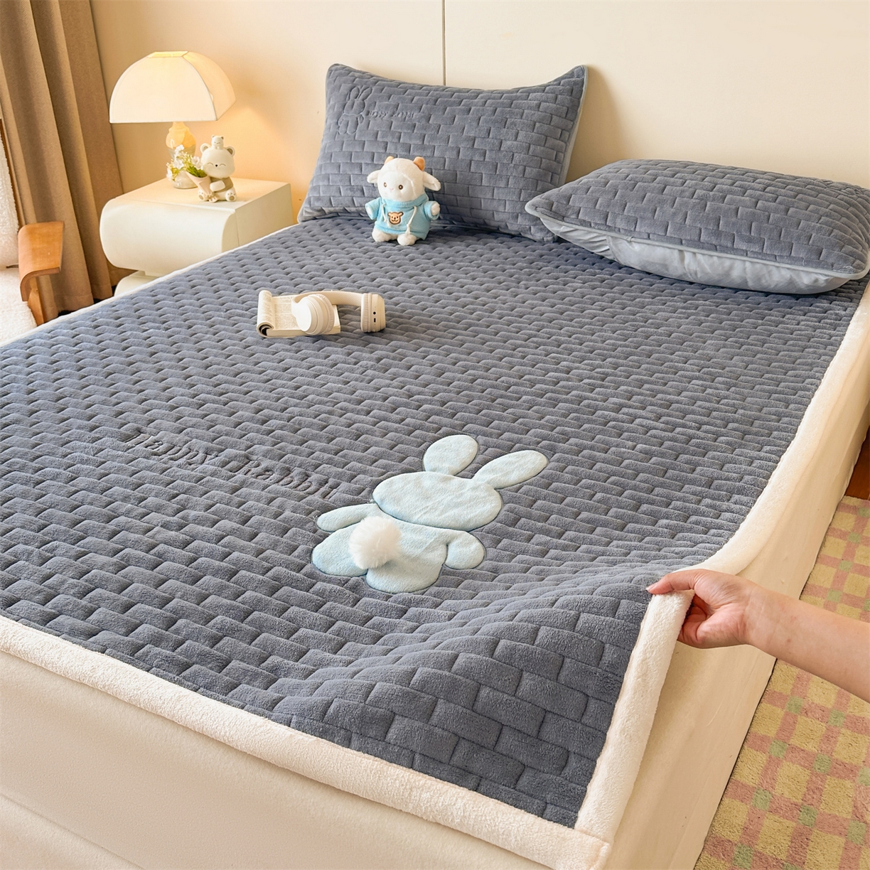 91家纺网 家纺一手货源 找家纺 恋绒家纺 2025新款贴布绣牛奶绒床褥床垫 Q萌小兔-深灰