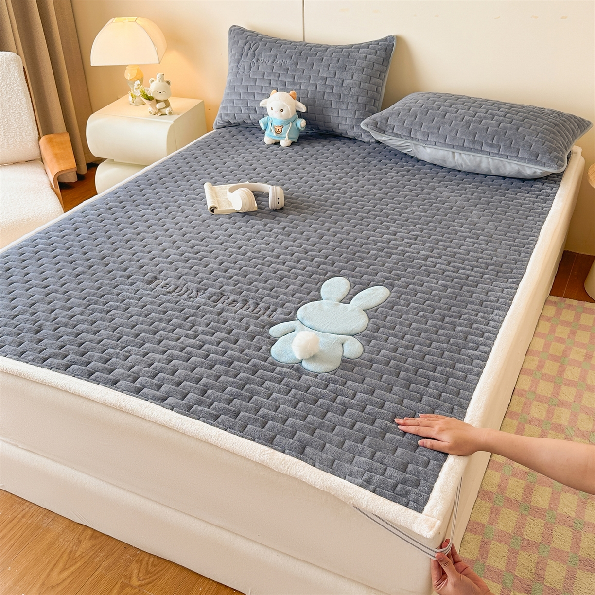 91家纺网 家纺一手货源 找家纺 恋绒家纺 2025新款贴布绣牛奶绒床褥床垫 Q萌小兔-深灰