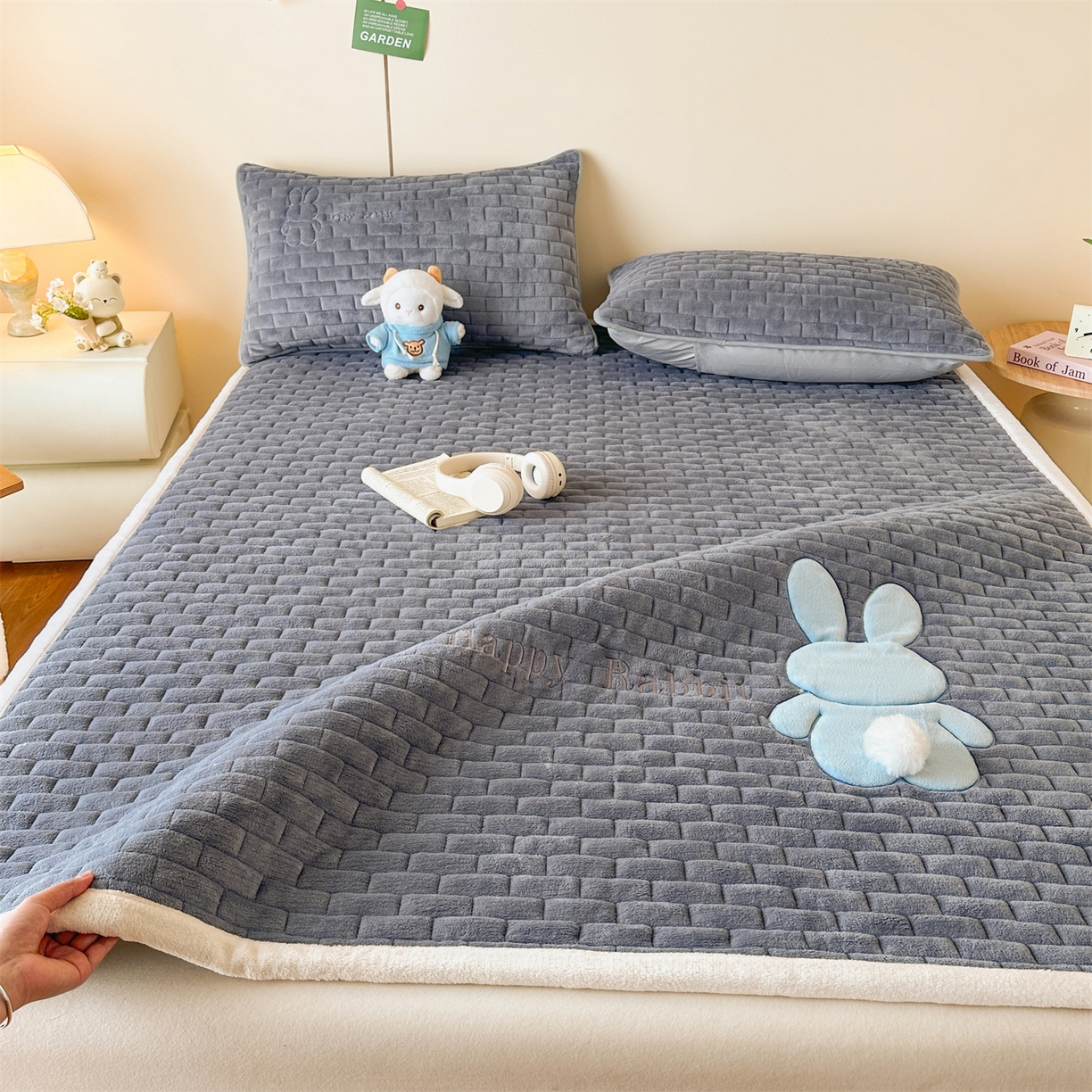 91家纺网 家纺一手货源 找家纺 恋绒家纺 2025新款贴布绣牛奶绒床褥床垫 Q萌小兔-深灰