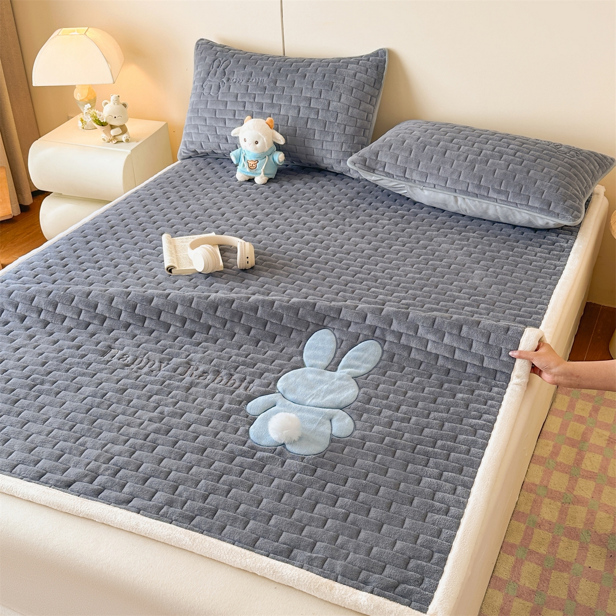 91家纺网 家纺一手货源 找家纺 恋绒家纺 2025新款贴布绣牛奶绒床褥床垫 Q萌小兔-深灰