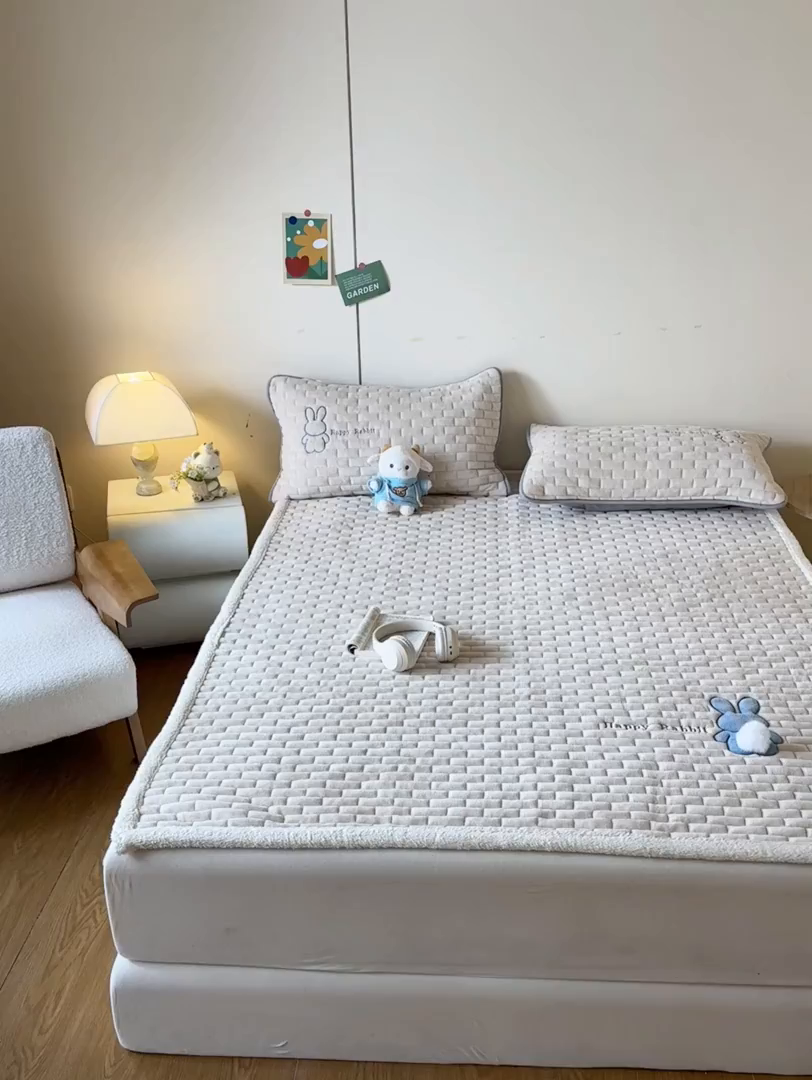 91家纺网 家纺一手货源 找家纺 恋绒家纺 2025新款贴布绣牛奶绒床褥床垫 Q萌小兔-香槟