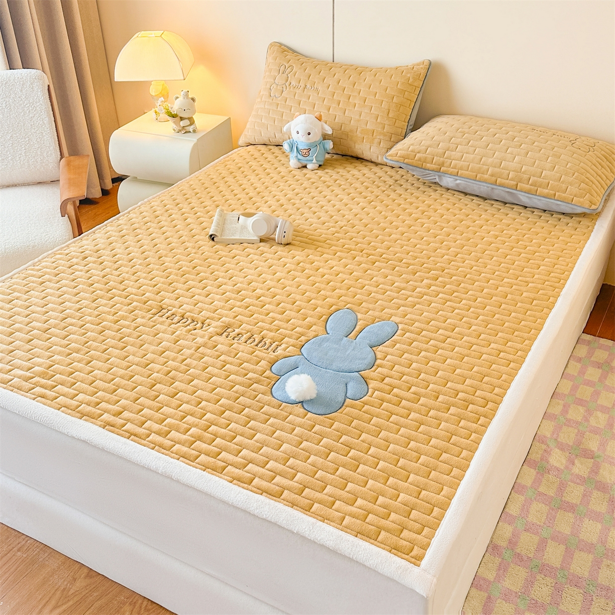 91家纺网 家纺一手货源 找家纺 恋绒家纺 2025新款贴布绣牛奶绒床褥床垫 Q萌小兔-杏黄