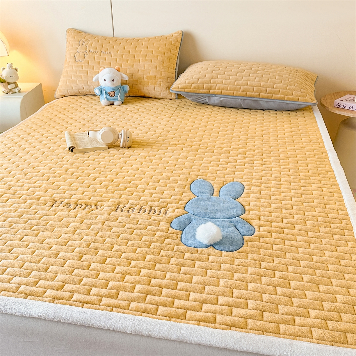 91家纺网 家纺一手货源 找家纺 恋绒家纺 2025新款贴布绣牛奶绒床褥床垫 Q萌小兔-杏黄