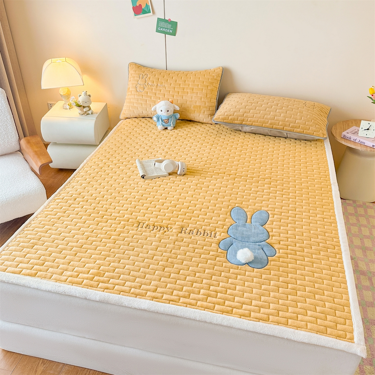 91家纺网 家纺一手货源 找家纺 恋绒家纺 2025新款贴布绣牛奶绒床褥床垫 Q萌小兔-杏黄