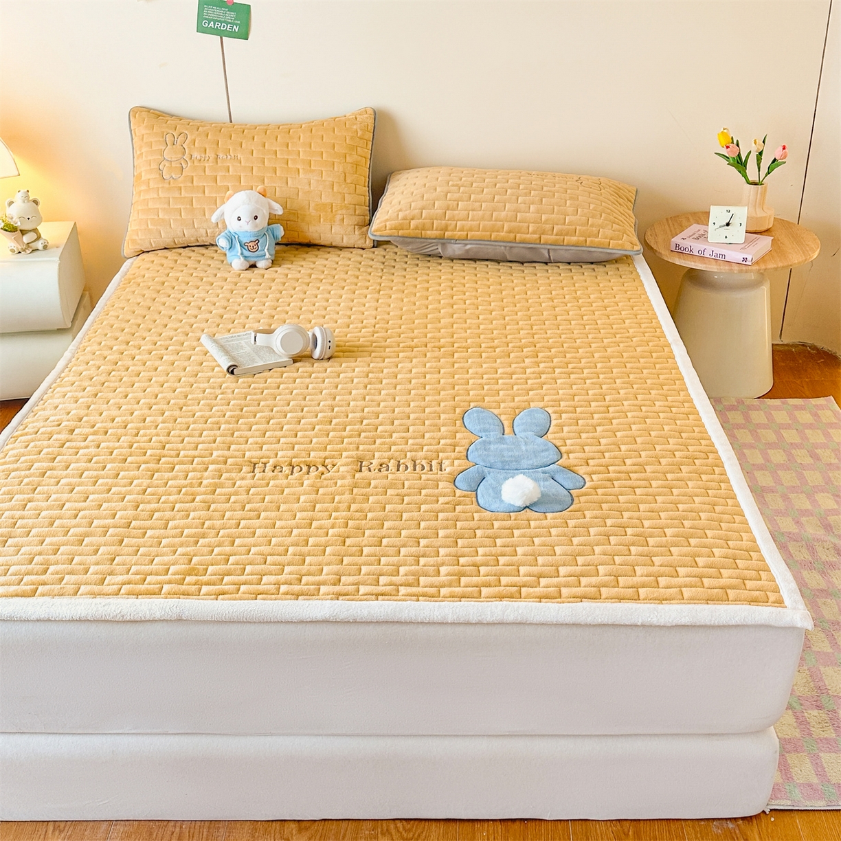 91家纺网 家纺一手货源 找家纺 恋绒家纺 2025新款贴布绣牛奶绒床褥床垫 Q萌小兔-杏黄