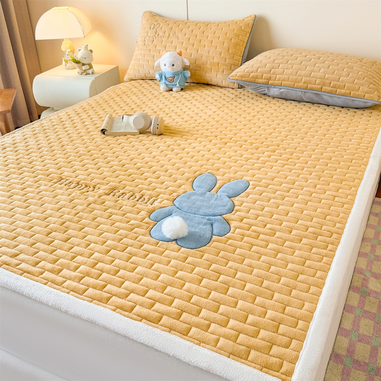 91家纺网 家纺一手货源 找家纺 恋绒家纺 2025新款贴布绣牛奶绒床褥床垫 Q萌小兔-杏黄