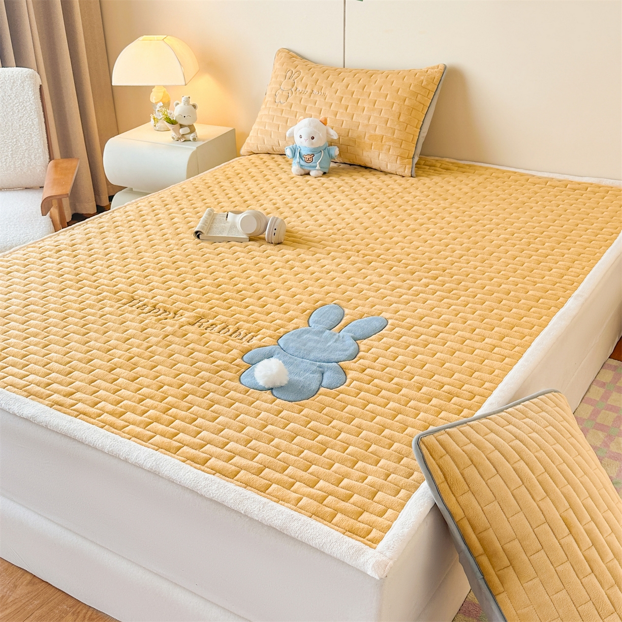91家纺网 家纺一手货源 找家纺 恋绒家纺 2025新款贴布绣牛奶绒床褥床垫 Q萌小兔-杏黄
