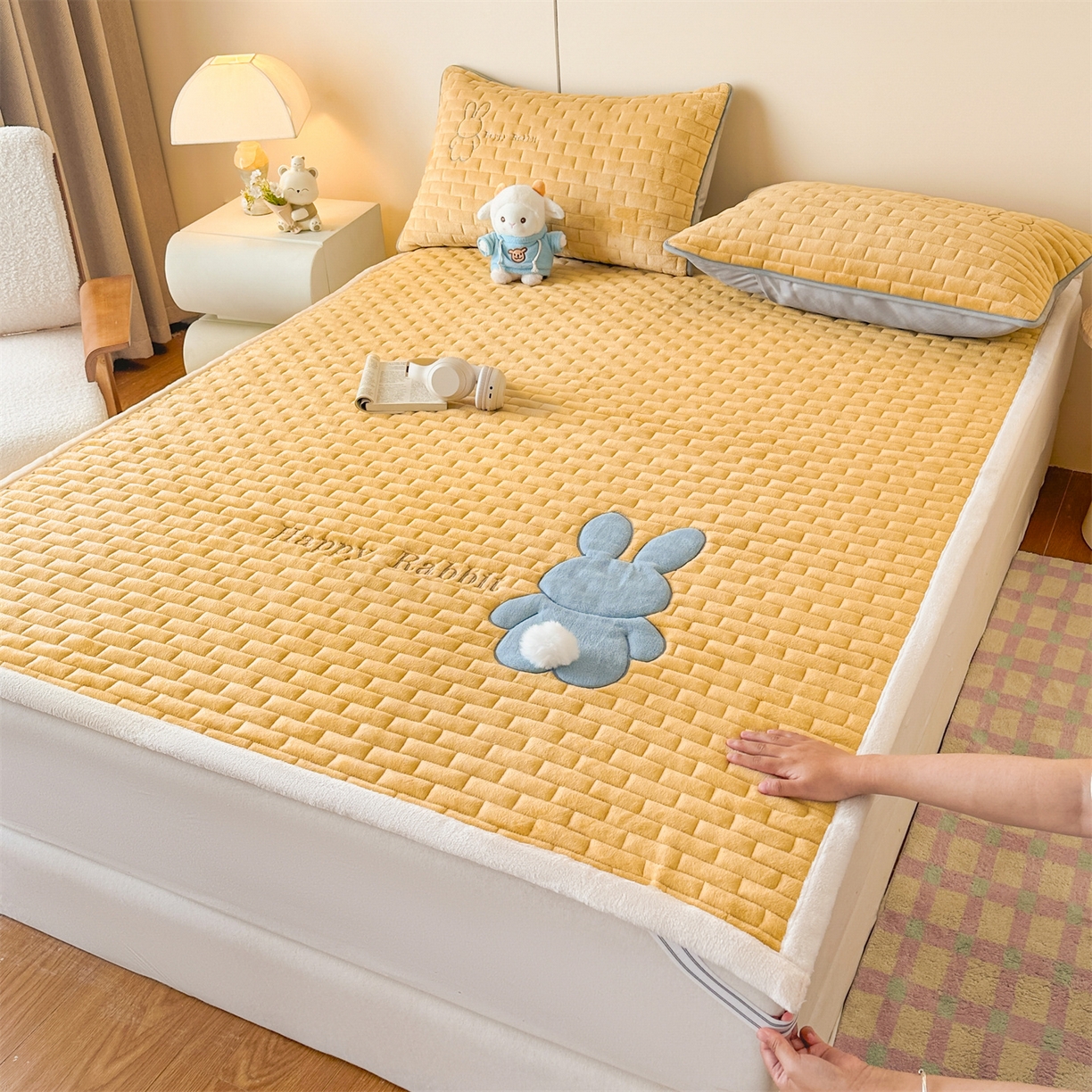 91家纺网 家纺一手货源 找家纺 恋绒家纺 2025新款贴布绣牛奶绒床褥床垫 Q萌小兔-杏黄