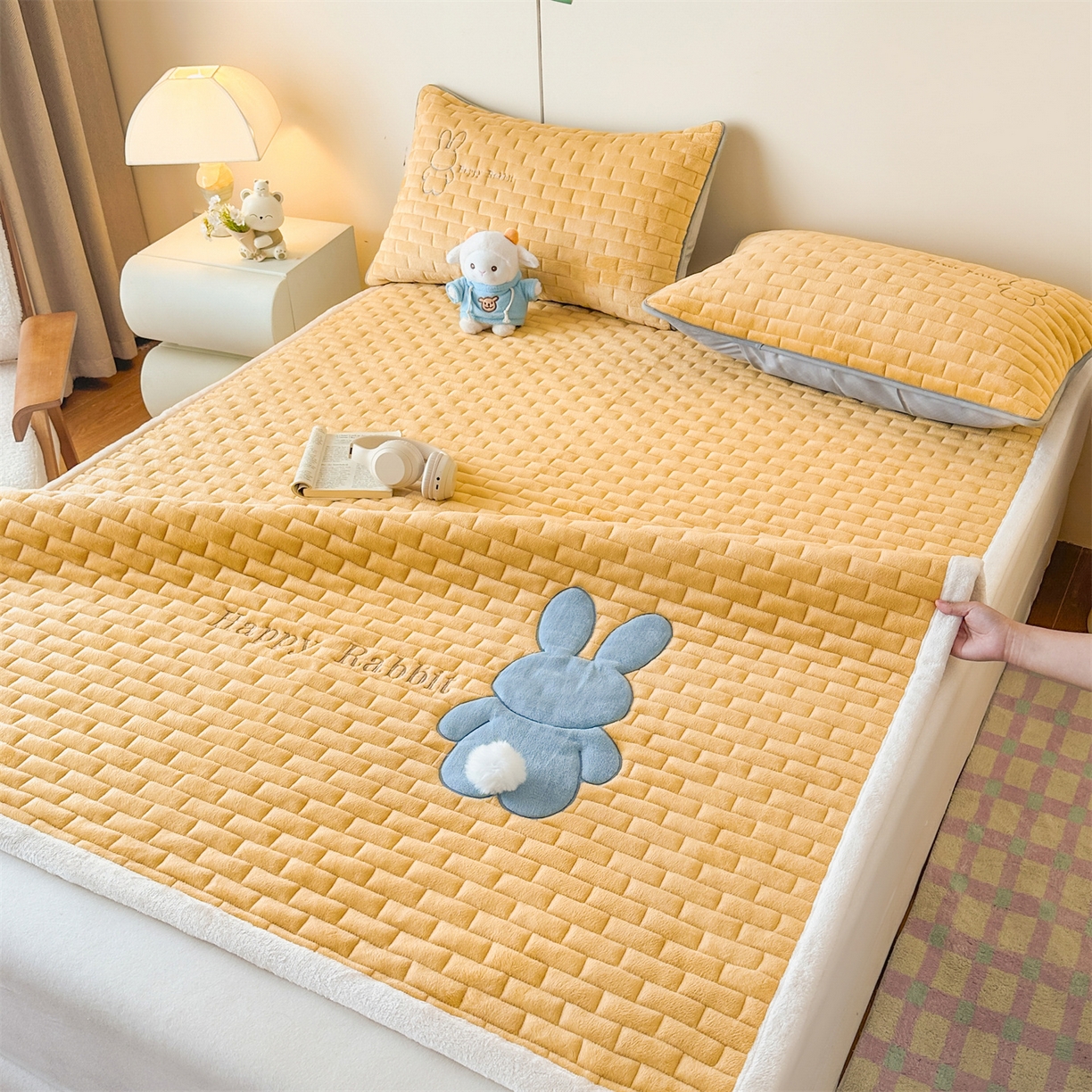 91家纺网 家纺一手货源 找家纺 恋绒家纺 2025新款贴布绣牛奶绒床褥床垫 Q萌小兔-杏黄