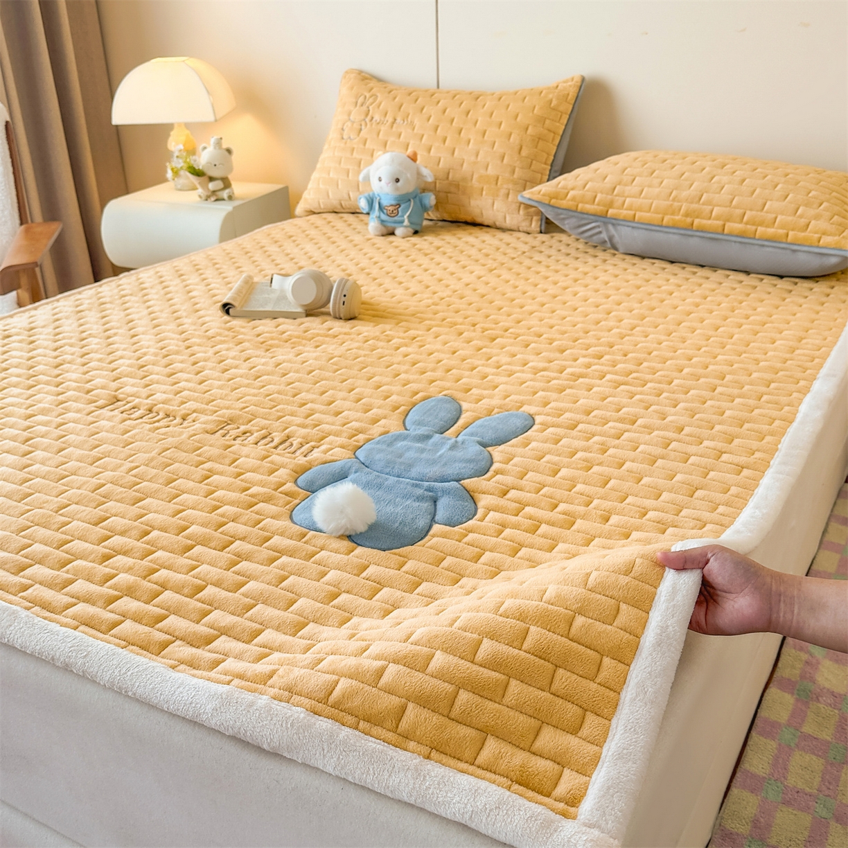91家纺网 家纺一手货源 找家纺 恋绒家纺 2025新款贴布绣牛奶绒床褥床垫 Q萌小兔-杏黄