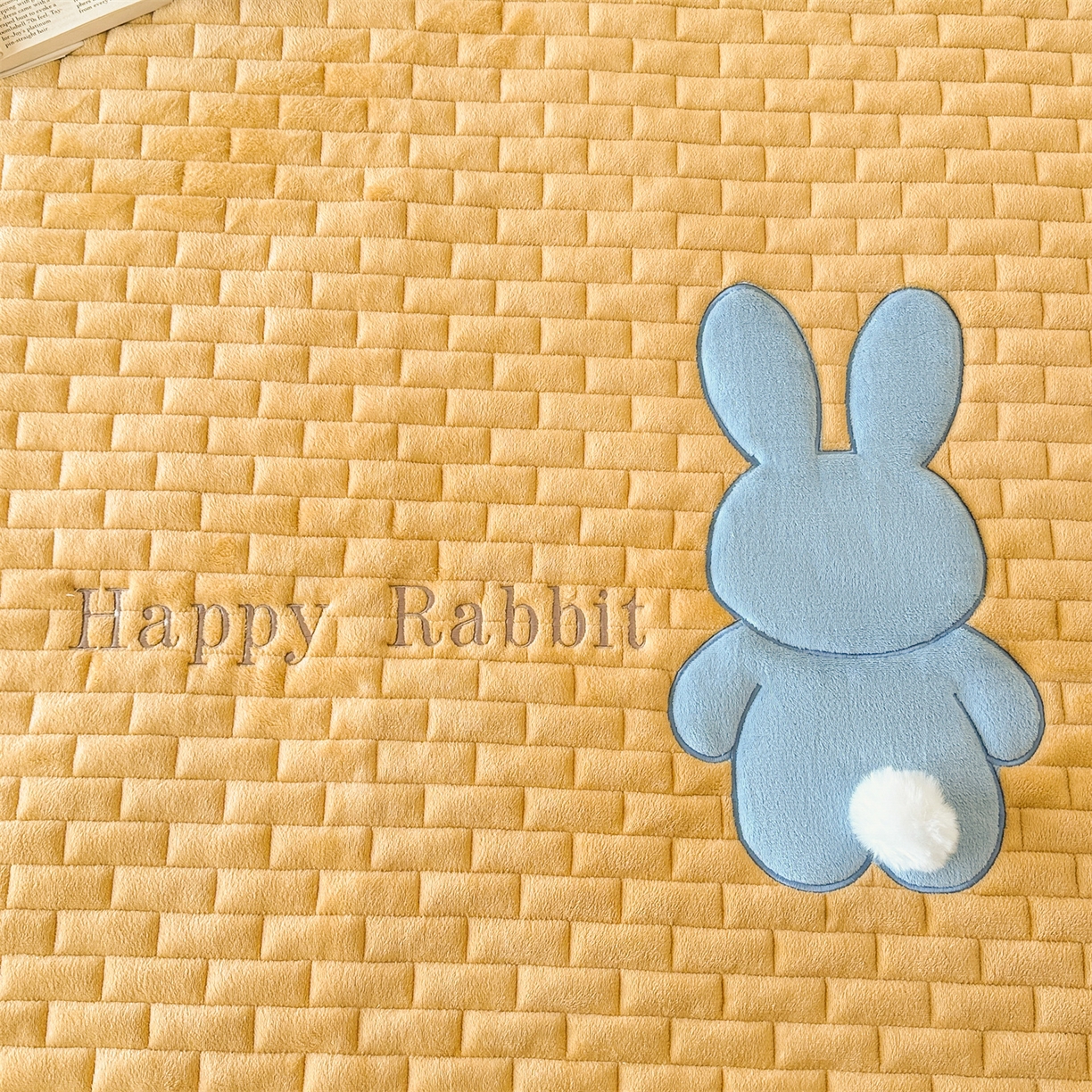 91家纺网 家纺一手货源 找家纺 恋绒家纺 2025新款贴布绣牛奶绒床褥床垫 Q萌小兔-杏黄