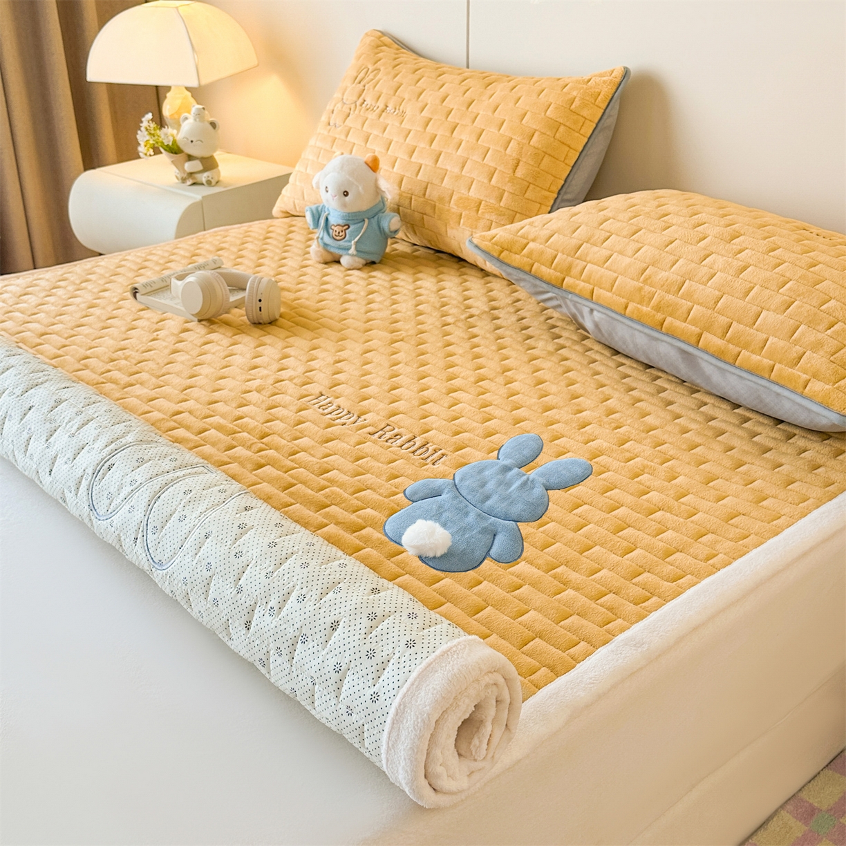 91家纺网 家纺一手货源 找家纺 恋绒家纺 2025新款贴布绣牛奶绒床褥床垫 Q萌小兔-杏黄