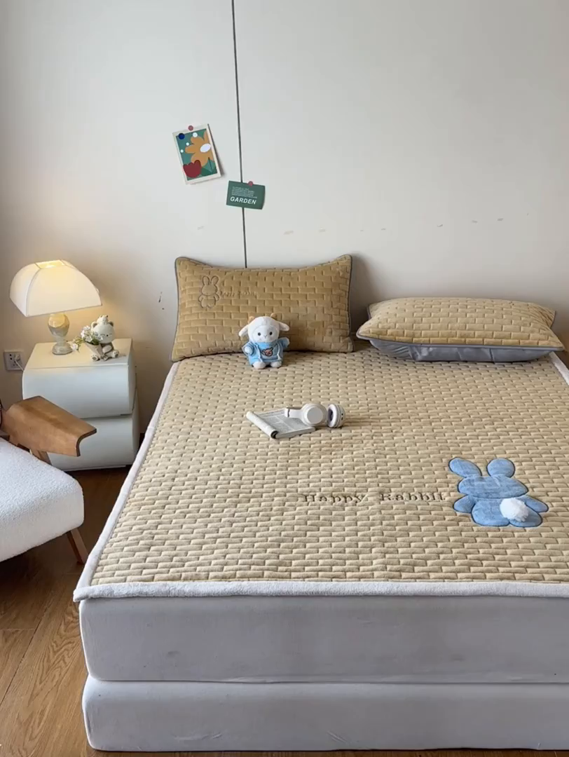 91家纺网 家纺一手货源 找家纺 恋绒家纺 2025新款贴布绣牛奶绒床褥床垫 Q萌小兔-杏黄
