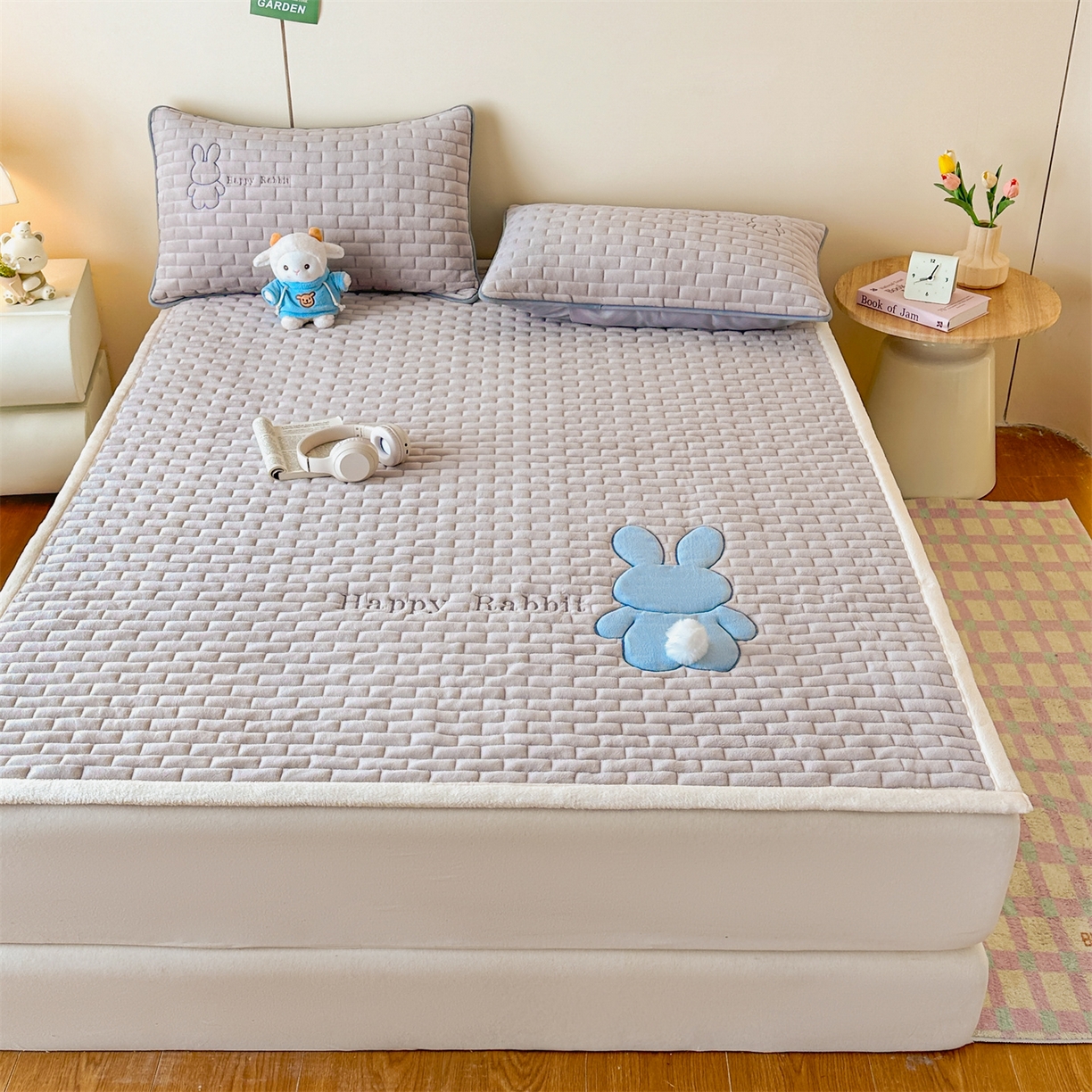 91家纺网 家纺一手货源 找家纺 恋绒家纺 2025新款贴布绣牛奶绒床褥床垫 Q萌小兔-银灰