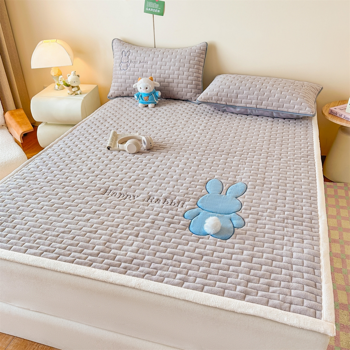 91家纺网 家纺一手货源 找家纺 恋绒家纺 2025新款贴布绣牛奶绒床褥床垫 Q萌小兔-银灰