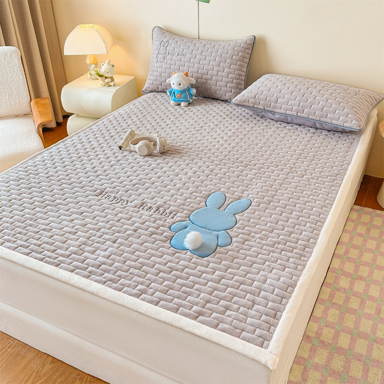 91家纺网 家纺一手货源 找家纺 恋绒家纺 2025新款贴布绣牛奶绒床褥床垫 Q萌小兔-银灰