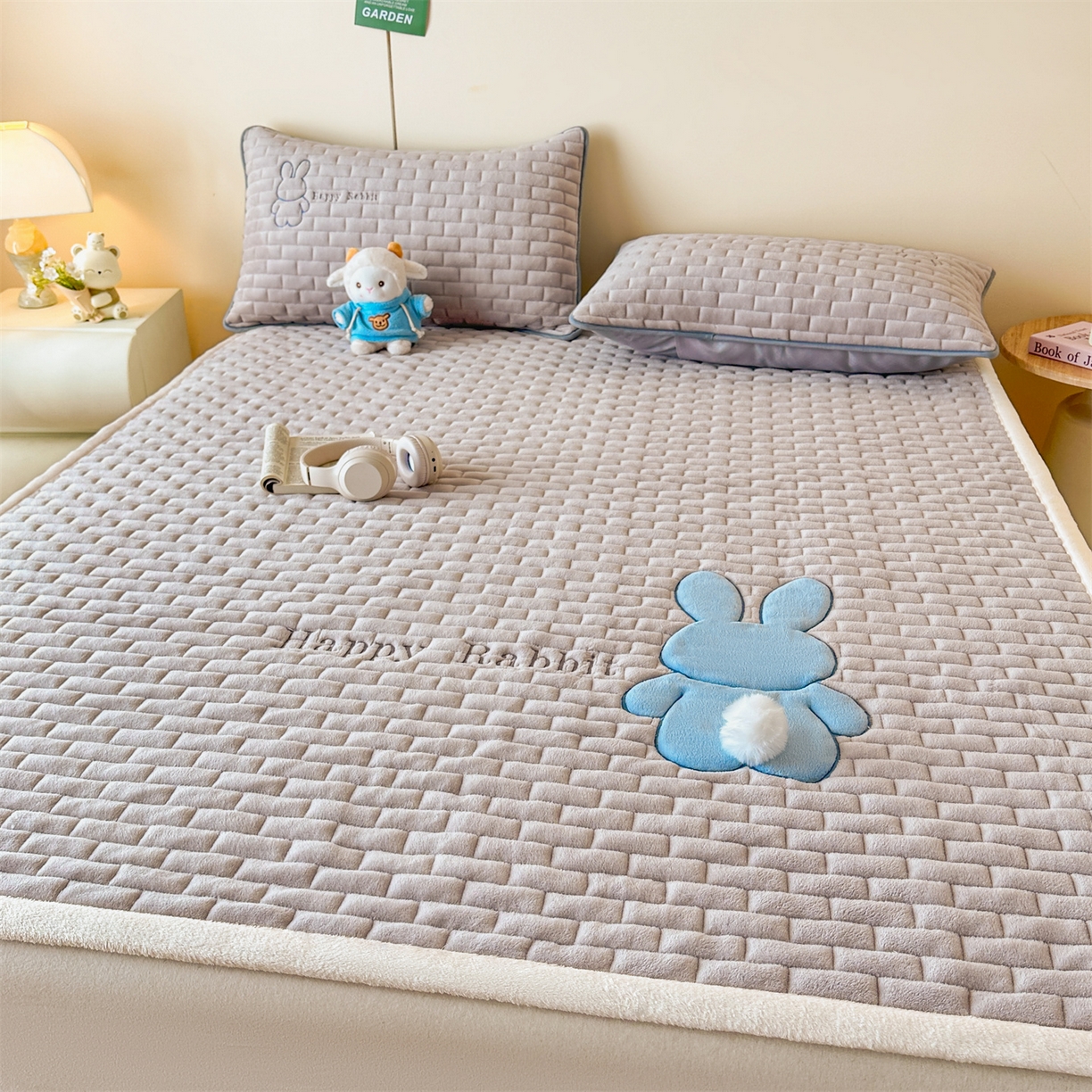 91家纺网 家纺一手货源 找家纺 恋绒家纺 2025新款贴布绣牛奶绒床褥床垫 Q萌小兔-银灰