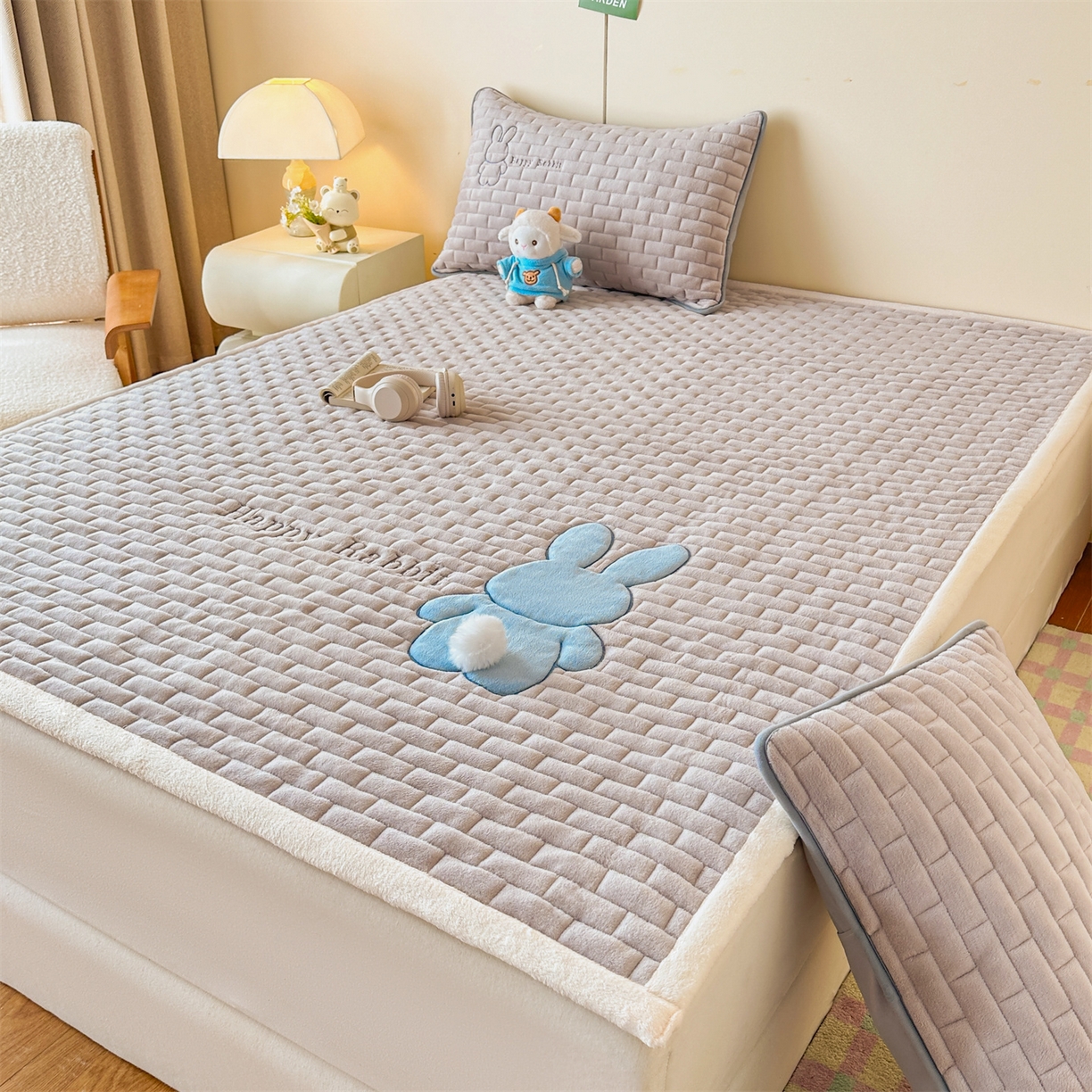 91家纺网 家纺一手货源 找家纺 恋绒家纺 2025新款贴布绣牛奶绒床褥床垫 Q萌小兔-银灰