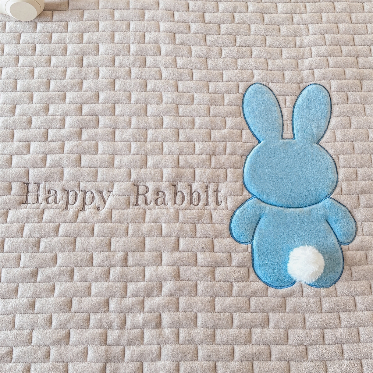 91家纺网 家纺一手货源 找家纺 恋绒家纺 2025新款贴布绣牛奶绒床褥床垫 Q萌小兔-银灰