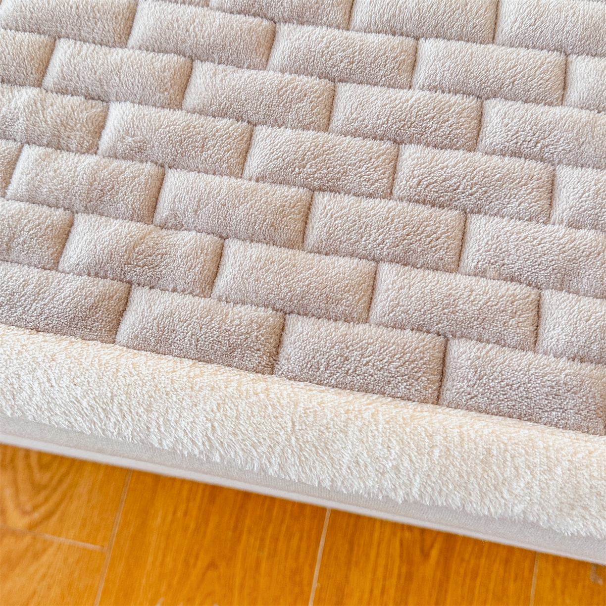 91家纺网 家纺一手货源 找家纺 恋绒家纺 2025新款贴布绣牛奶绒床褥床垫 Q萌小兔-银灰