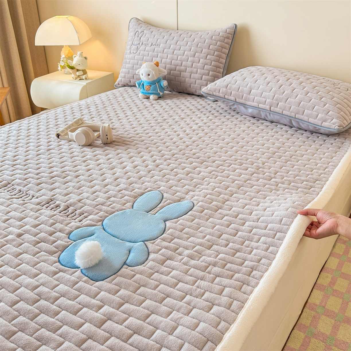 91家纺网 家纺一手货源 找家纺 恋绒家纺 2025新款贴布绣牛奶绒床褥床垫 Q萌小兔-银灰