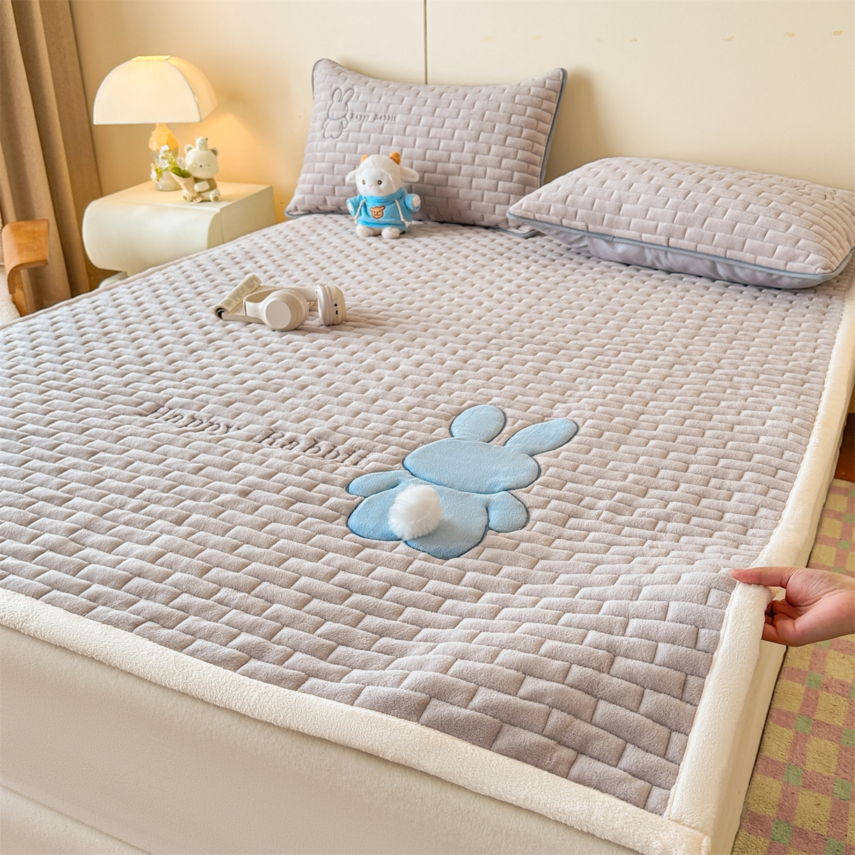 91家纺网 家纺一手货源 找家纺 恋绒家纺 2025新款贴布绣牛奶绒床褥床垫 Q萌小兔-银灰