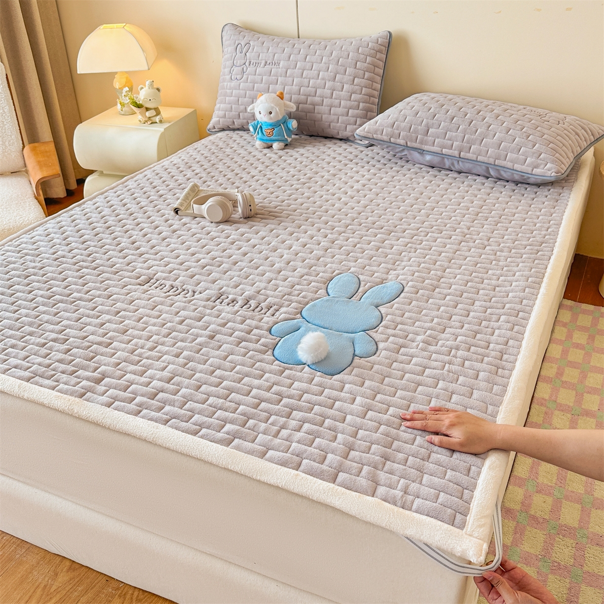 91家纺网 家纺一手货源 找家纺 恋绒家纺 2025新款贴布绣牛奶绒床褥床垫 Q萌小兔-银灰