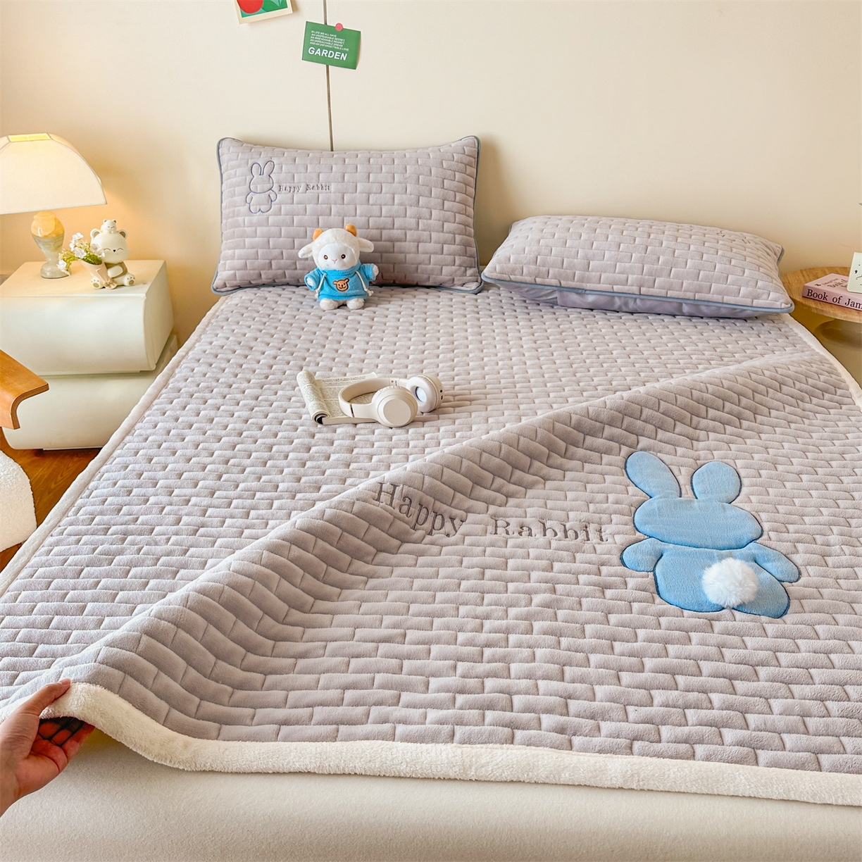 91家纺网 家纺一手货源 找家纺 恋绒家纺 2025新款贴布绣牛奶绒床褥床垫 Q萌小兔-银灰