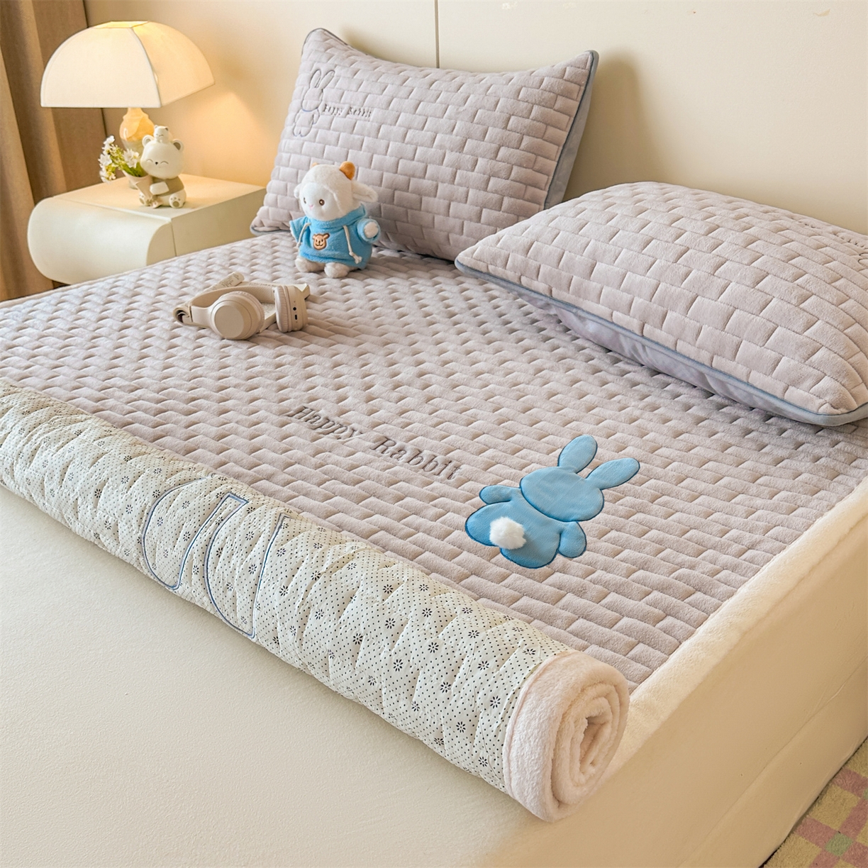 91家纺网 家纺一手货源 找家纺 恋绒家纺 2025新款贴布绣牛奶绒床褥床垫 Q萌小兔-银灰