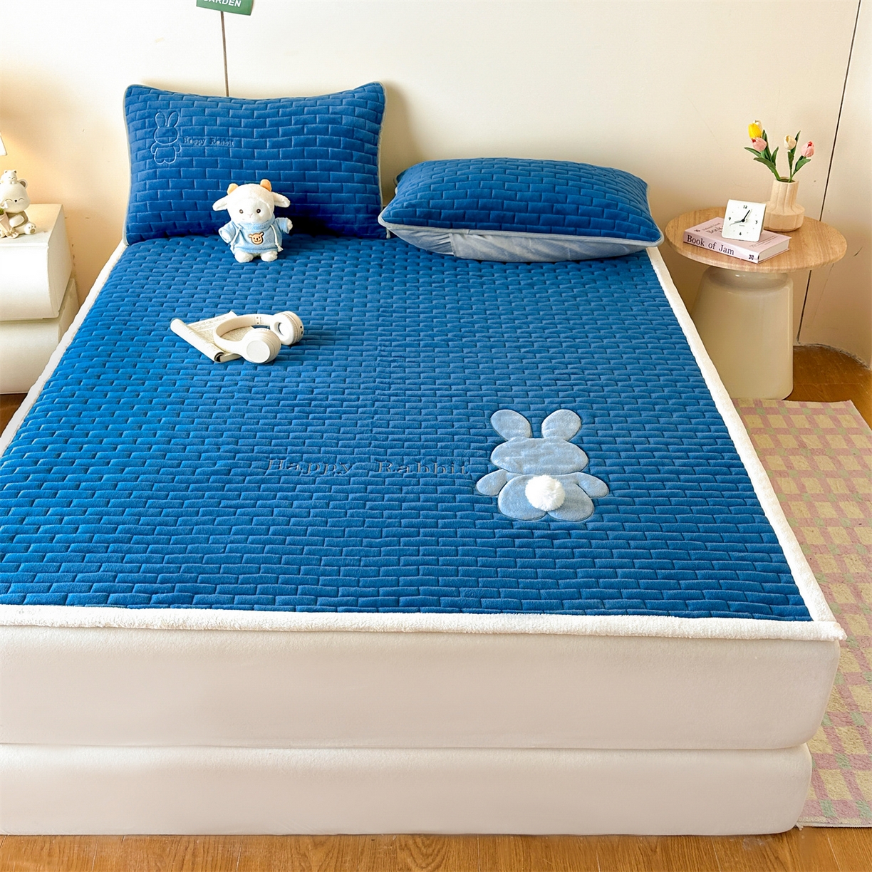 91家纺网 家纺一手货源 找家纺 恋绒家纺 2025新款贴布绣牛奶绒床褥床垫 Q萌小兔-湛蓝