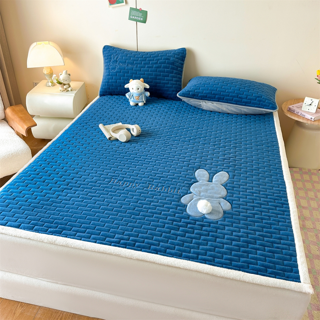 91家纺网 家纺一手货源 找家纺 恋绒家纺 2025新款贴布绣牛奶绒床褥床垫 Q萌小兔-湛蓝