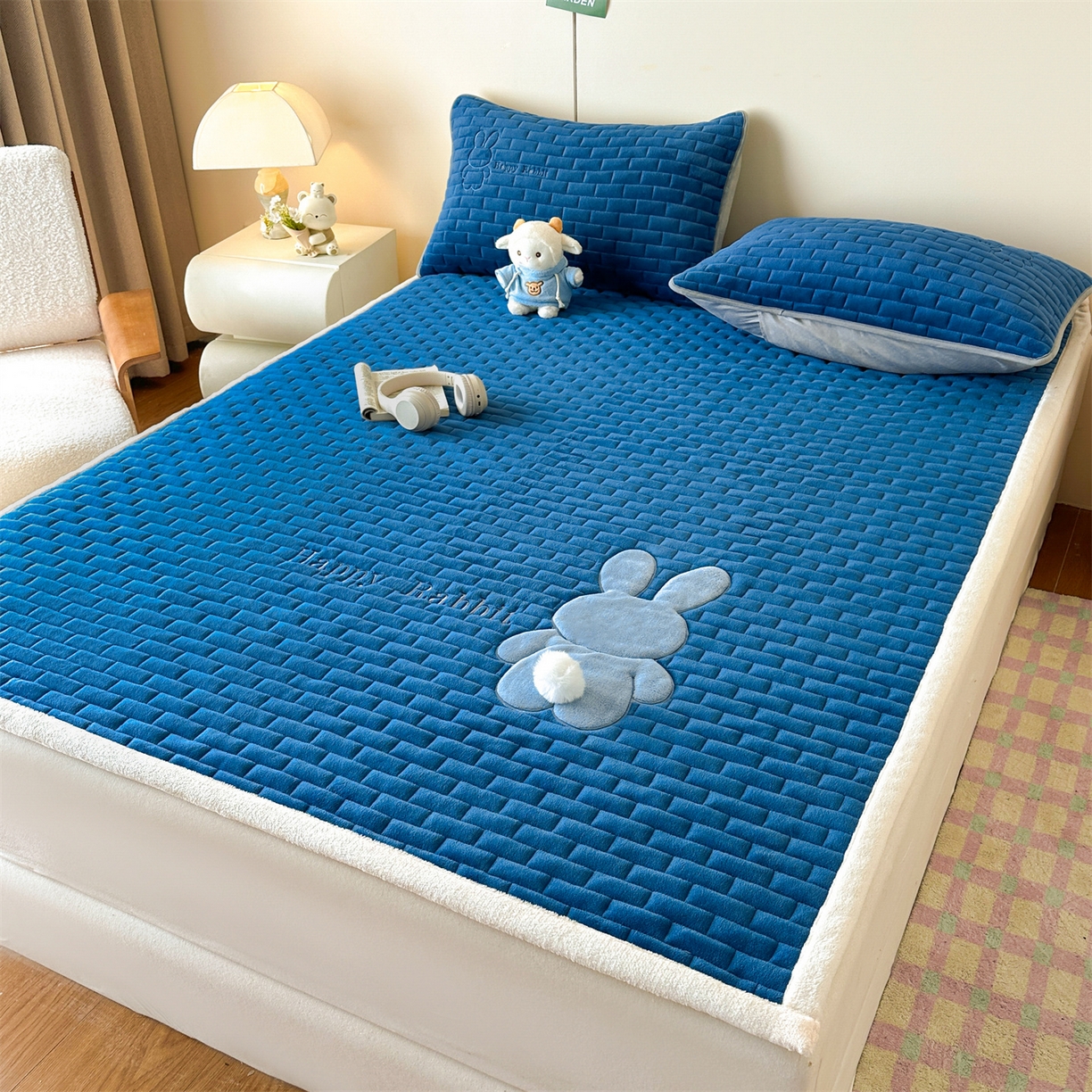 91家纺网 家纺一手货源 找家纺 恋绒家纺 2025新款贴布绣牛奶绒床褥床垫 Q萌小兔-湛蓝