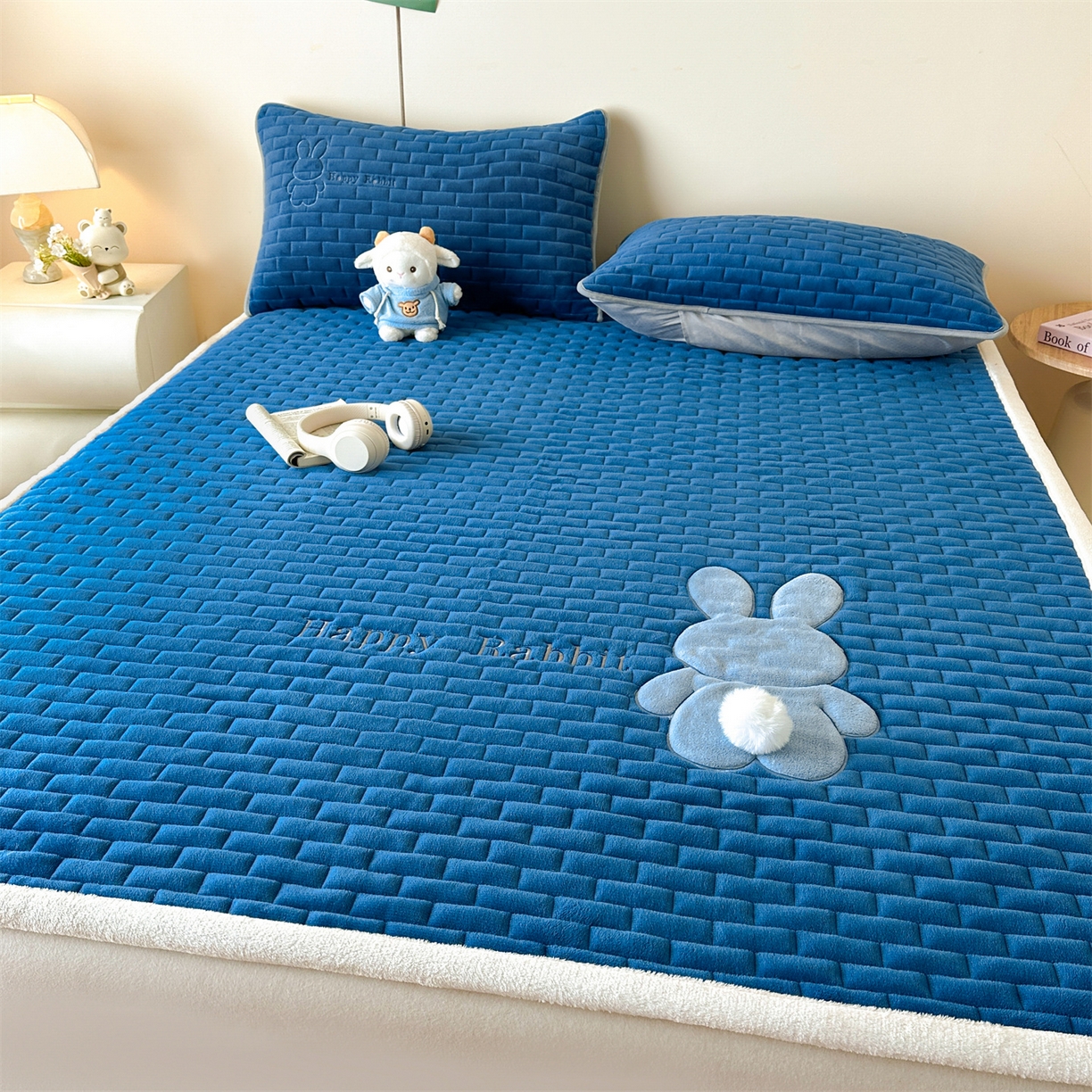 91家纺网 家纺一手货源 找家纺 恋绒家纺 2025新款贴布绣牛奶绒床褥床垫 Q萌小兔-湛蓝