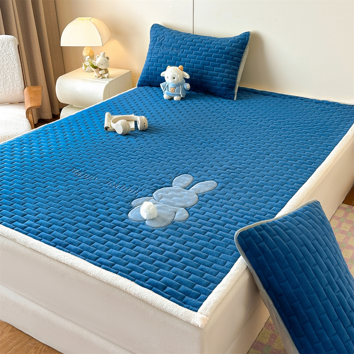 91家纺网 家纺一手货源 找家纺 恋绒家纺 2025新款贴布绣牛奶绒床褥床垫 Q萌小兔-湛蓝