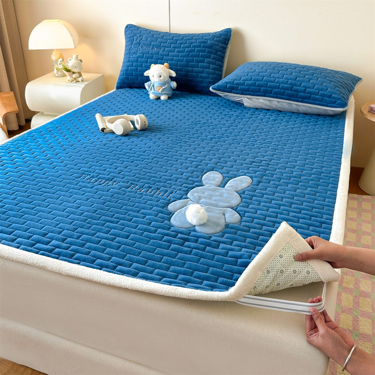 91家纺网 家纺一手货源 找家纺 恋绒家纺 2025新款贴布绣牛奶绒床褥床垫 Q萌小兔-湛蓝